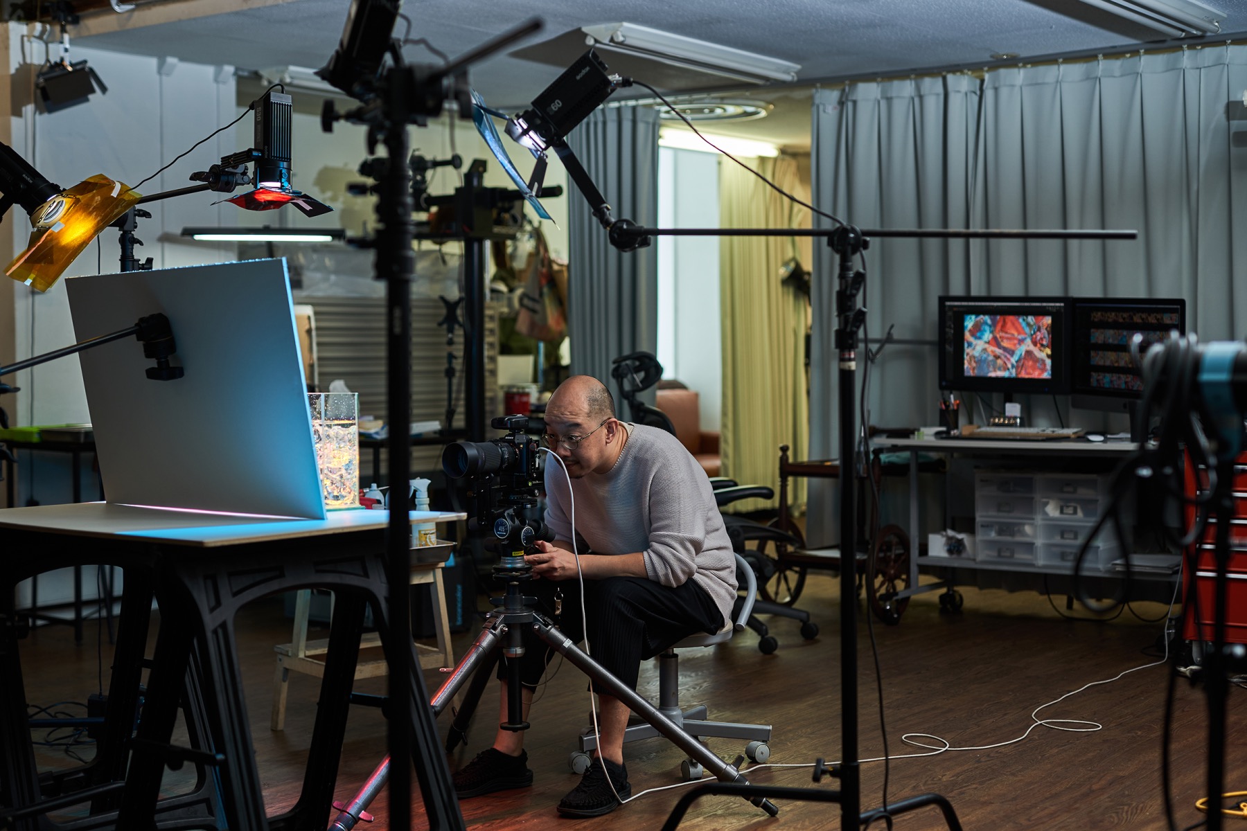 A fully functional studio. The photos are immediately transferred to the computer at the back right of the screen.