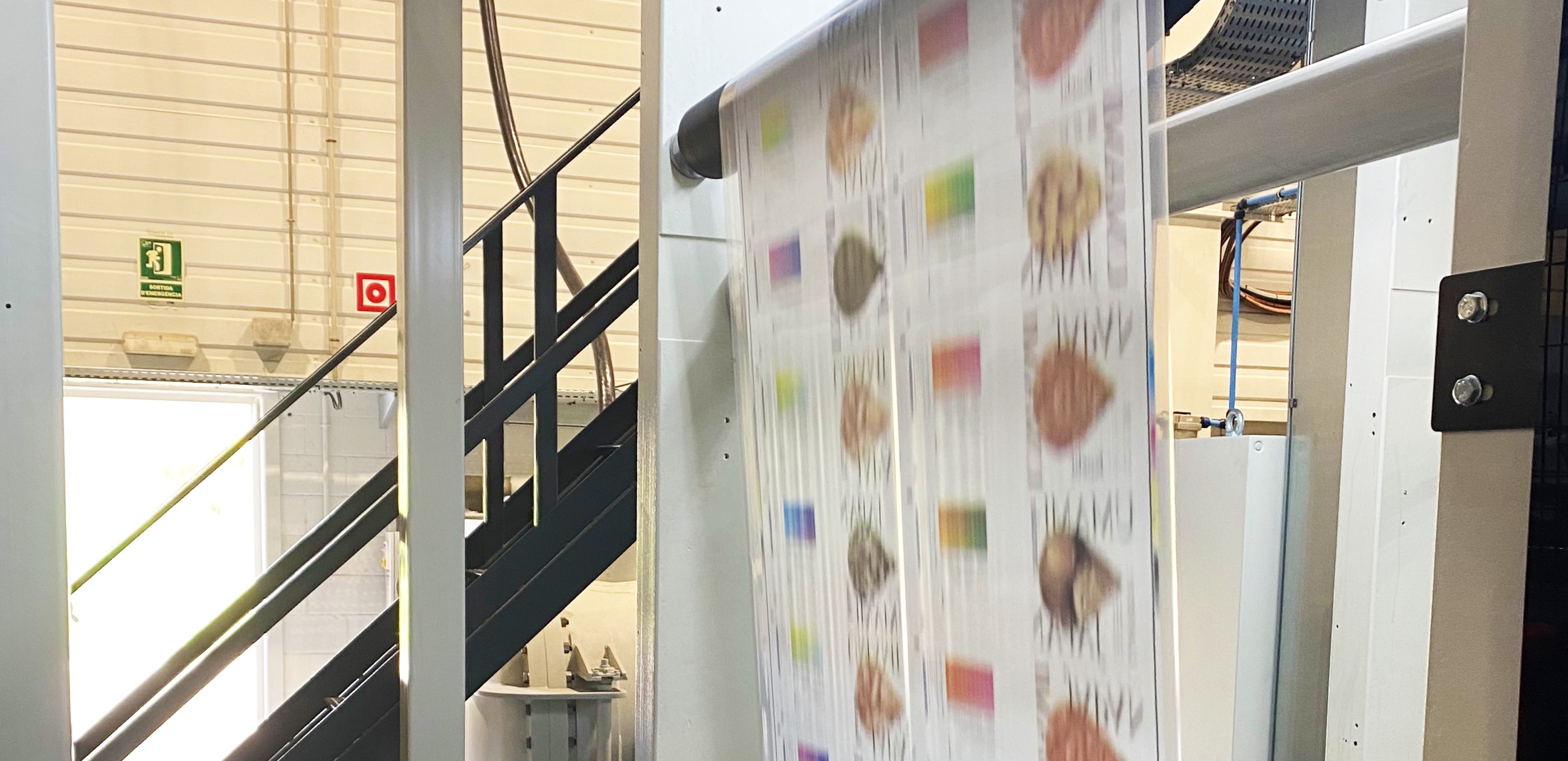 In cooperation with a European printing press manufacturer, we take on the challenge of flexographic printing of flexible packaging that has the potential to achieve a sustainable society