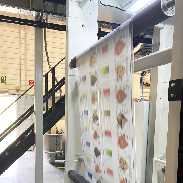 In cooperation with a European printing press manufacturer, we take on the challenge of flexographic printing of flexible packaging that has the potential to achieve a sustainable society