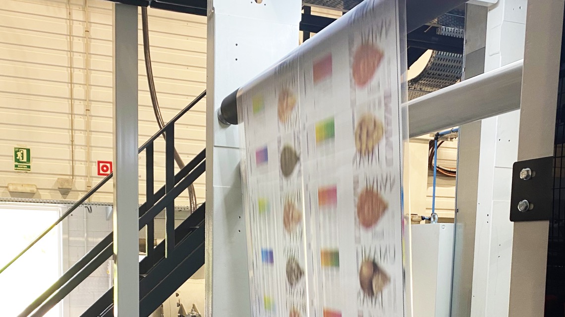 In cooperation with a European printing press manufacturer, we take on the challenge of flexographic printing of flexible packaging that has the potential to achieve a sustainable society